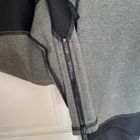 MICHI Moto Panel Zip Leggings, heather gray and black - Picture 3 of 7